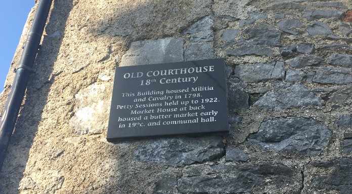 Sign at the old courthouse in Mullinahone | Photo (c) Tipp FM/MaryAnn Vaughan