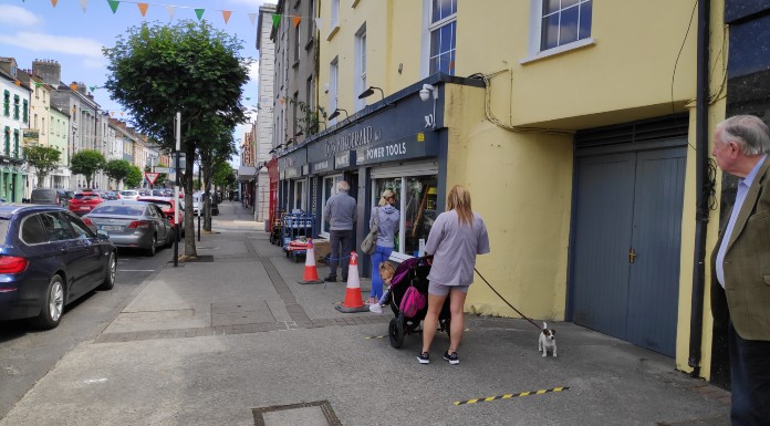 Queues on O'Connell Street in Clonmel today (c) Tipp FM