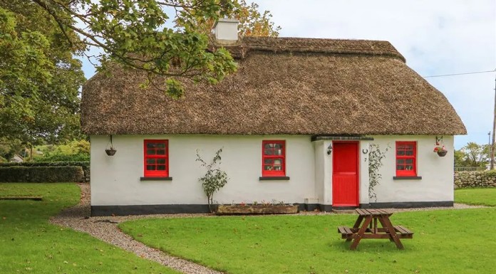 Lough Derg Thatched Cottages - Puckane