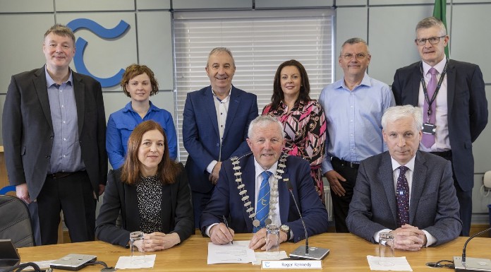 Tipperary County Council officials, Cathaoirleach Councillor Roger Kennedy and SIRO representatives pictured at the announcement of the further expansion of SIRO’s network in County Tipperary;