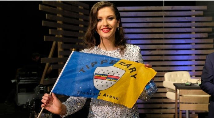 Tipperary singer Aishling Rafferty proudly flying the Tipp flag after she won TG4 Glór Tíre. Photo: D'Arcy Marketing & PR.